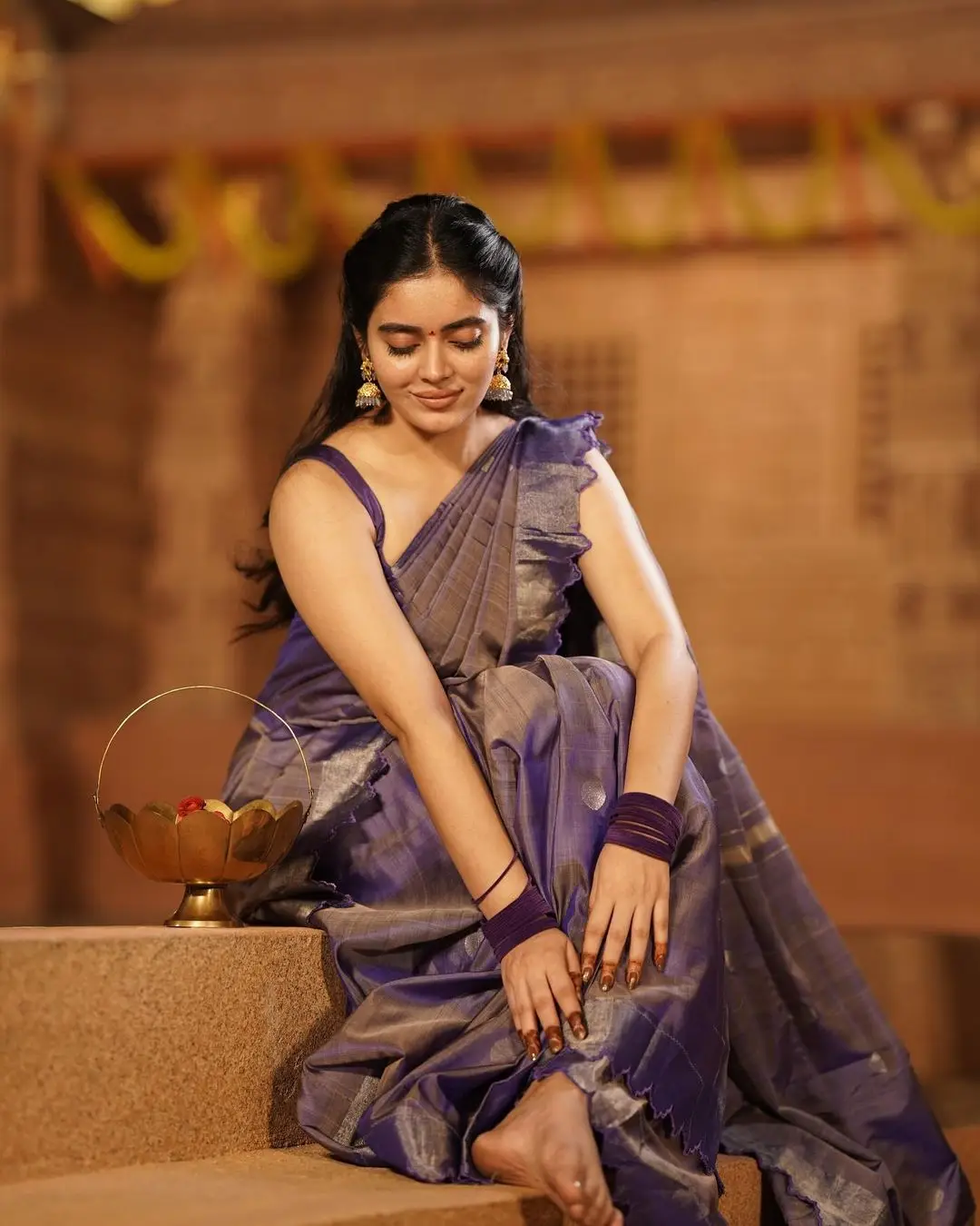 Kushita Kallapu In Traditional Violet Saree Sleeveless Blouse